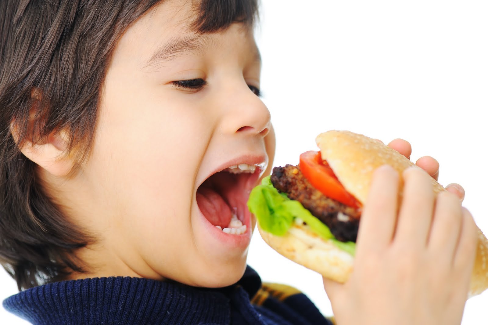 Гастрит у ребенка 10 лет. Неправильное питание детей. Мальчик с едой. Ребенок ест фаст фуд. Гамбургер для детей.